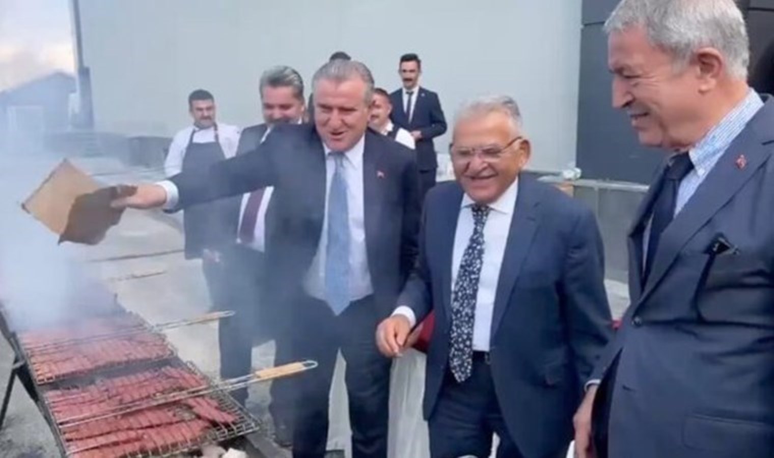 Hulusi Akar’dan ‘mangal’ savunması! Suçlu ‘basın’ oldu: ‘Haberi pişirenlere afiyet olsun’