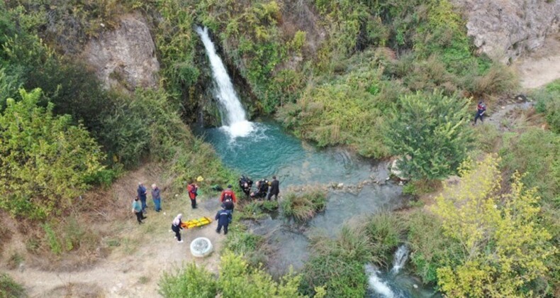 İki çocuğunu boğulmaktan kurtardı, kendisi öldü