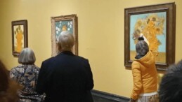 İklim aktivistleri Van Gogh tablosuna çorba fırlattı