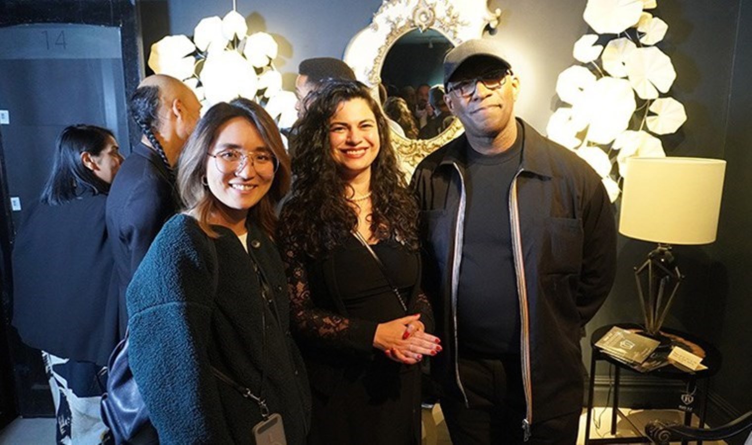 İleri teknoloji ve sanat: Karanlıkta parlayan mobilyalar Londra’da tanıtıldı