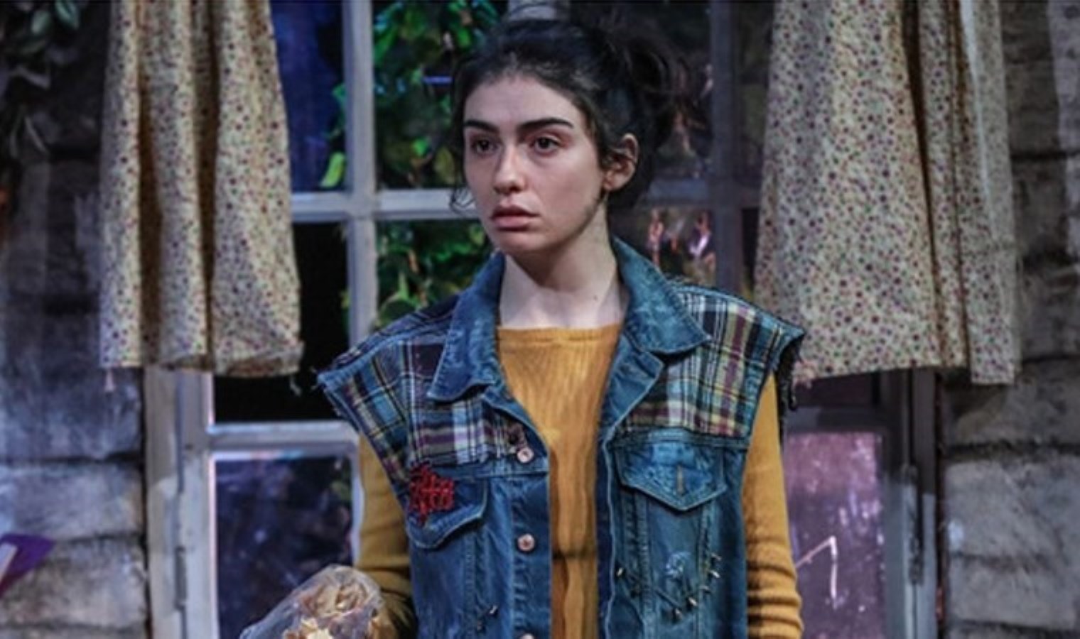 ‘İnci Taneleri’nin Dilber’i Hazar Ergüçlü’nün rol aldığı ’Timsah Ateşi’ Bursa’da sahneye çıkıyor