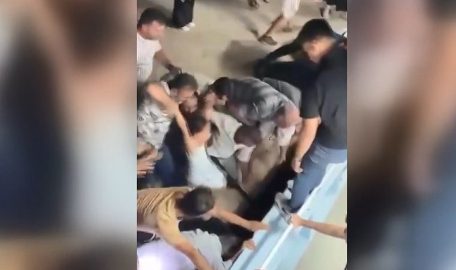 İskelede panik anları! Denize düşen çocuğu babası ve çevredekiler kurtardı