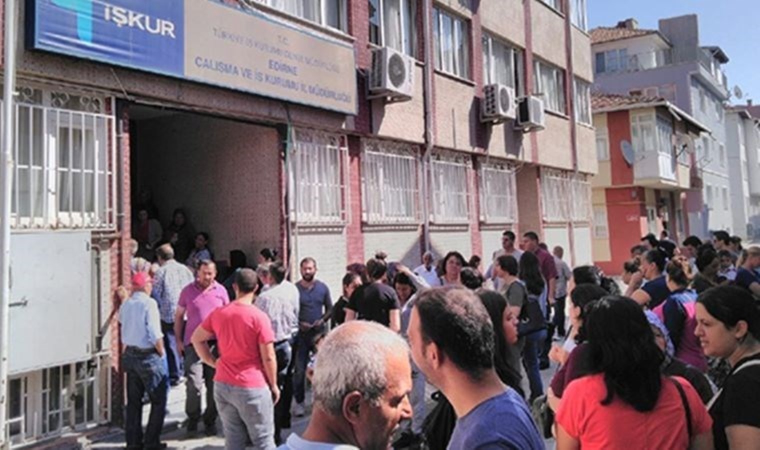 İŞKUR şubelerinde kuyruklar uzuyor: Doktora mezunları da başvuranlar arasında