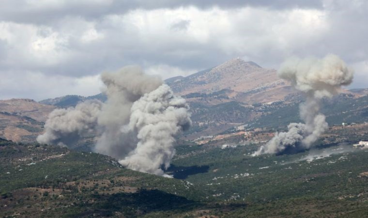 İsrail, Lübnan’ın güneyindeki çeşitli bölgelere hava saldırıları düzenliyor