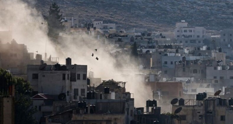 İsrail ordusu, işgal altındaki Batı Şeria’nın Tulkerim kentine baskın düzenledi