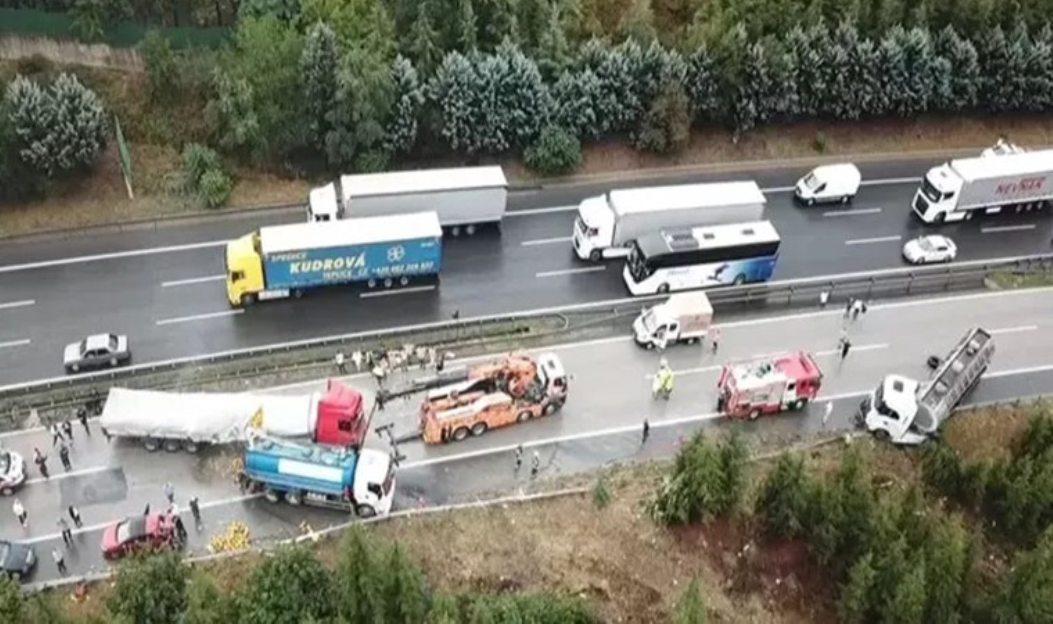 İstanbul trafiği kilitlendi! TEM’de zincirleme kaza: 4 yaralı