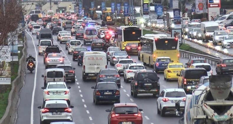 İstanbul’da haftanın son mesai gününde ‘trafik’ yoğunluğu: Yüzde 60’a dayandı!