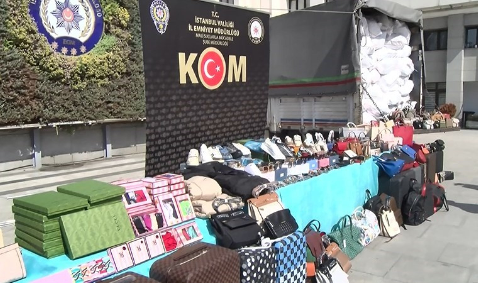 İstanbul’da ünlü markalara ait ‘sahte ürünler’ ele geçirildi: Piyasa değeri 54 milyon lira!