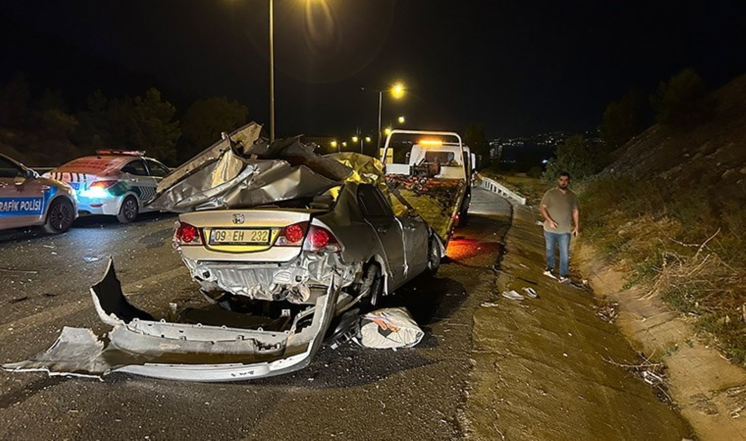 İzmir’de feci ölüm: Direksiyon hakimiyetini kaybetti, otomobilden fırladı!