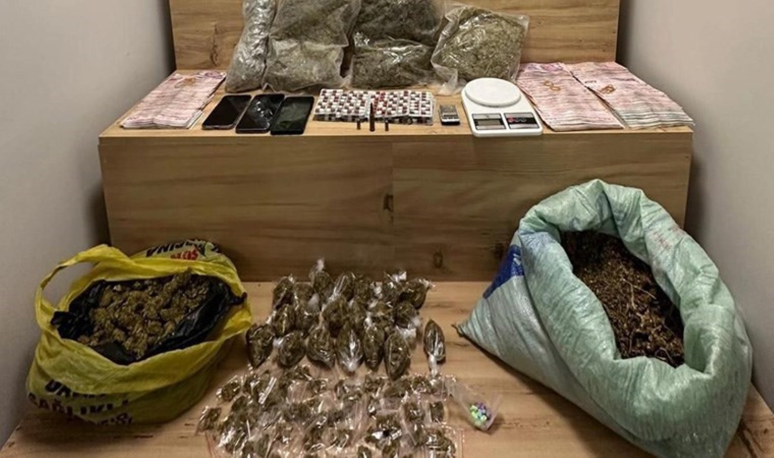 İzmir’de torbacıların ‘zula’ olarak kullandığı eve baskın: 2 tutuklama