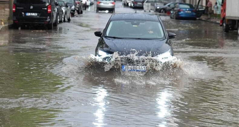 İzmir’i yaz sağanağı vurdu: 1 araç göçen yolun içine düştü