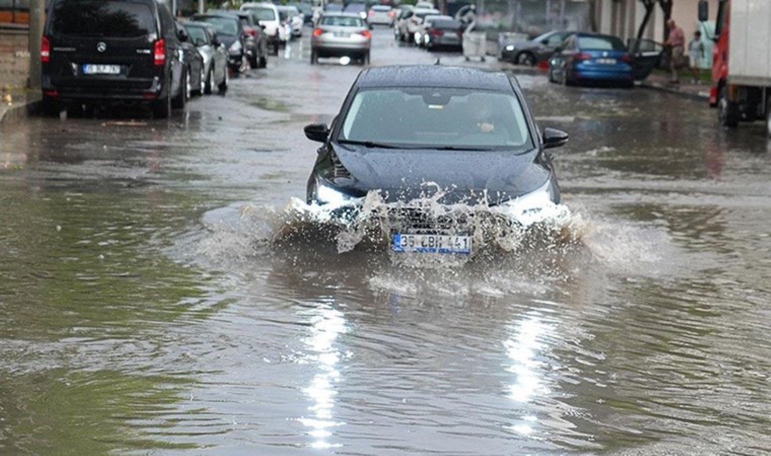 İzmir’i yaz sağanağı vurdu: 1 araç göçen yolun içine düştü