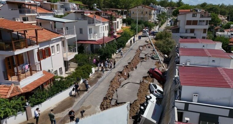 İzmir’i yaz sağanağı vurdu: İstinat duvarı çöktü, araçlar çukura düştü