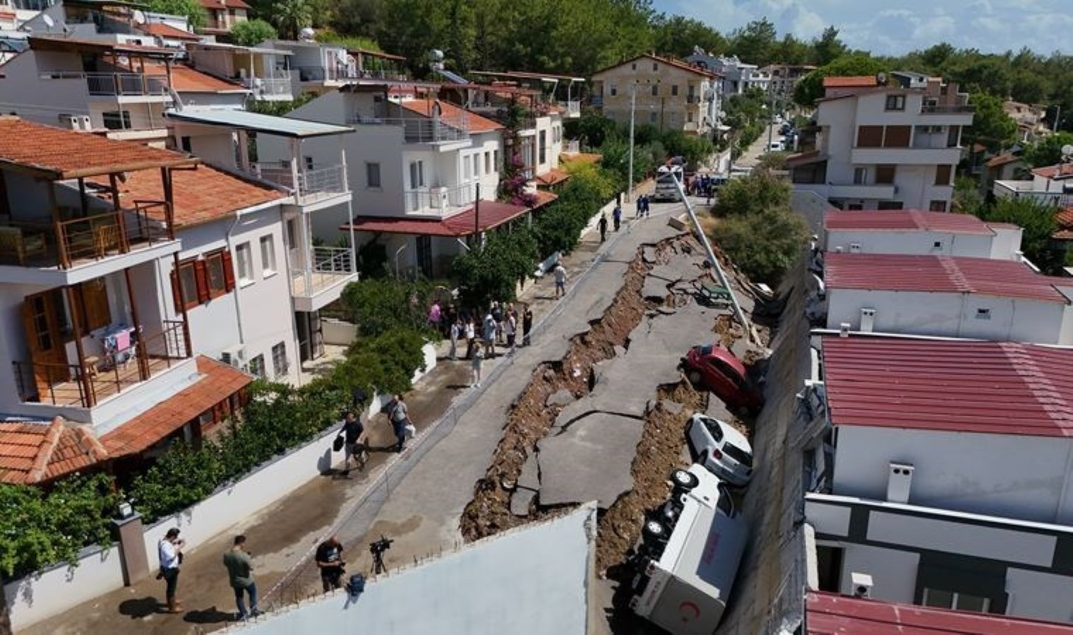 İzmir’i yaz sağanağı vurdu: İstinat duvarı çöktü, araçlar çukura düştü