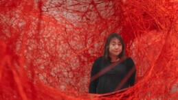 Japon sanatçı Chiharu Shiota’nın mekâna özel ürettiği yerleştirme İstanbul Modern’de görülebilir