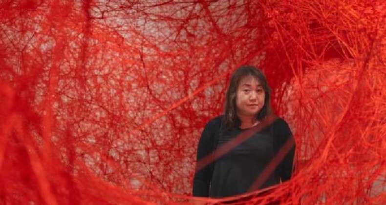 Japon sanatçı Chiharu Shiota’nın mekâna özel ürettiği yerleştirme İstanbul Modern’de görülebilir