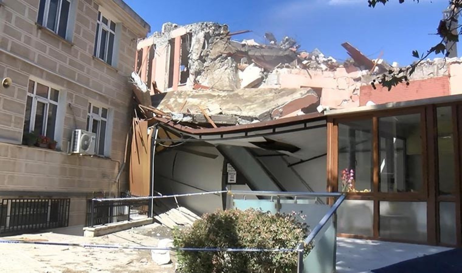 Kadıköy’de kentsel dönüşümdeki bina çöktü: Yan tarafındaki camiye zarar verdi