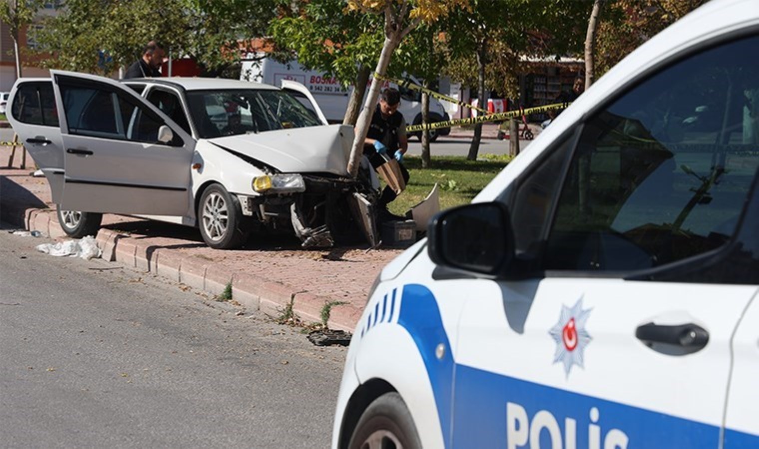 Kalp krizi geçiren sürücü ağaca çarparak durdu