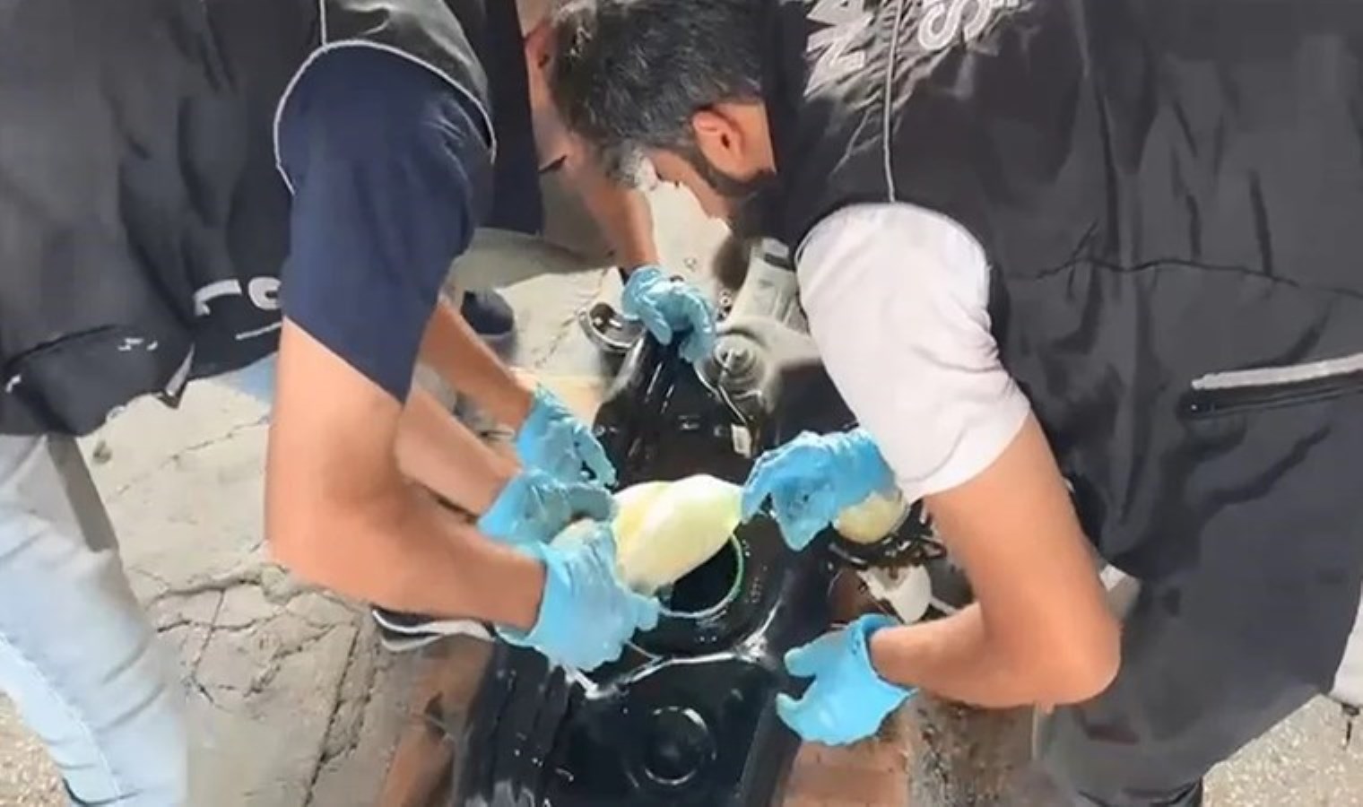 Kamyonetin yakıt deposuna gizlenmiş 24 kilo metamfetamin ele geçirildi