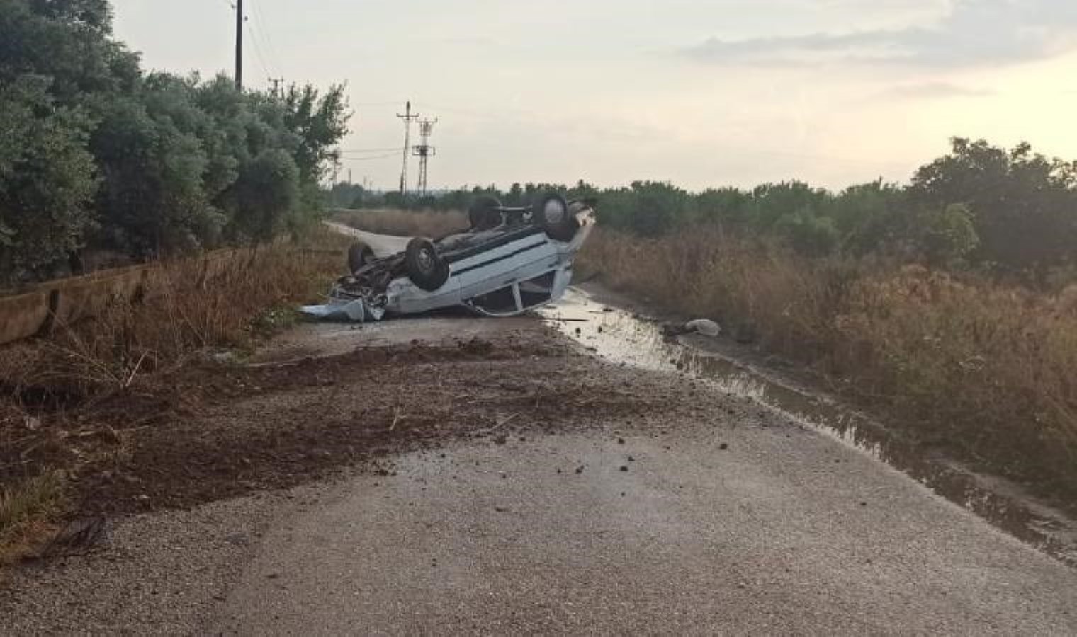 Kayganlaşan yolda takla atarak durabildi: Araçtan çıkıp kaçtı