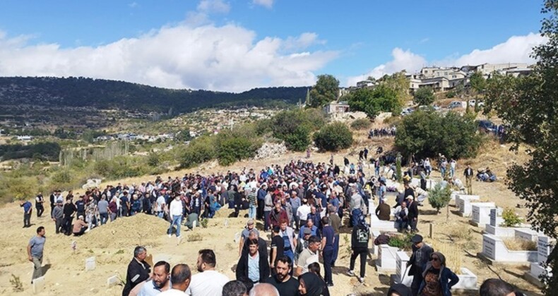 Komşularının öldürdüğü baba, oğul ve gelin toprağa verildi