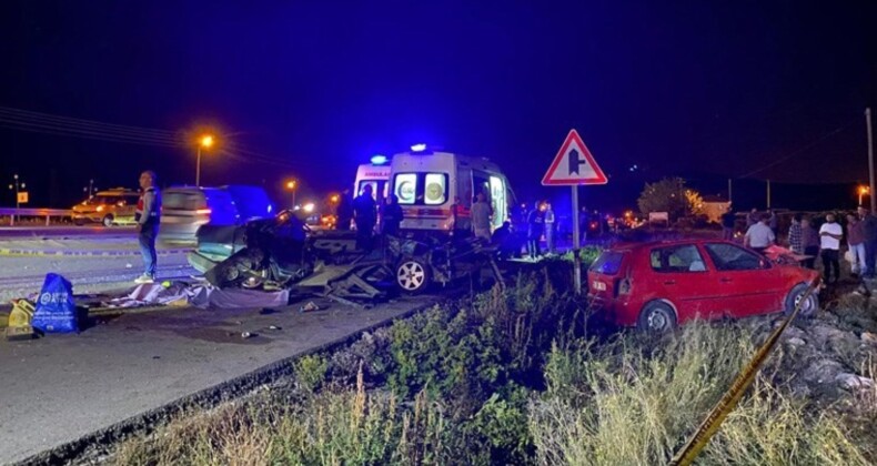 Kontrolden çıkan otomobil, karşı şeritten gelen otomobilin üzerine düştü: 2 ölü, 3 yaralı