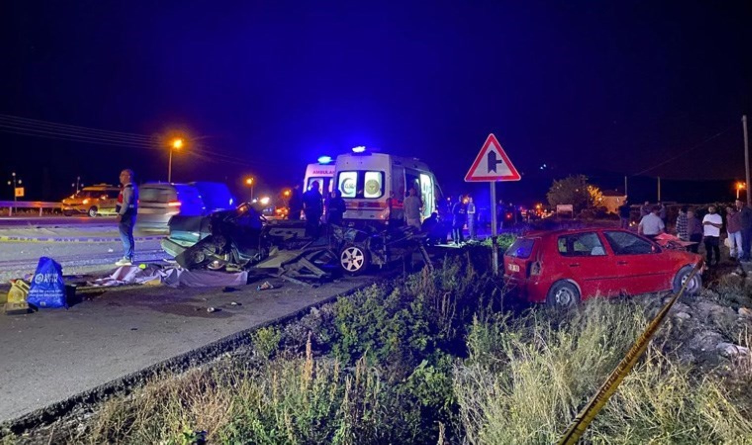 Kontrolden çıkan otomobil, karşı şeritten gelen otomobilin üzerine düştü: 2 ölü, 3 yaralı