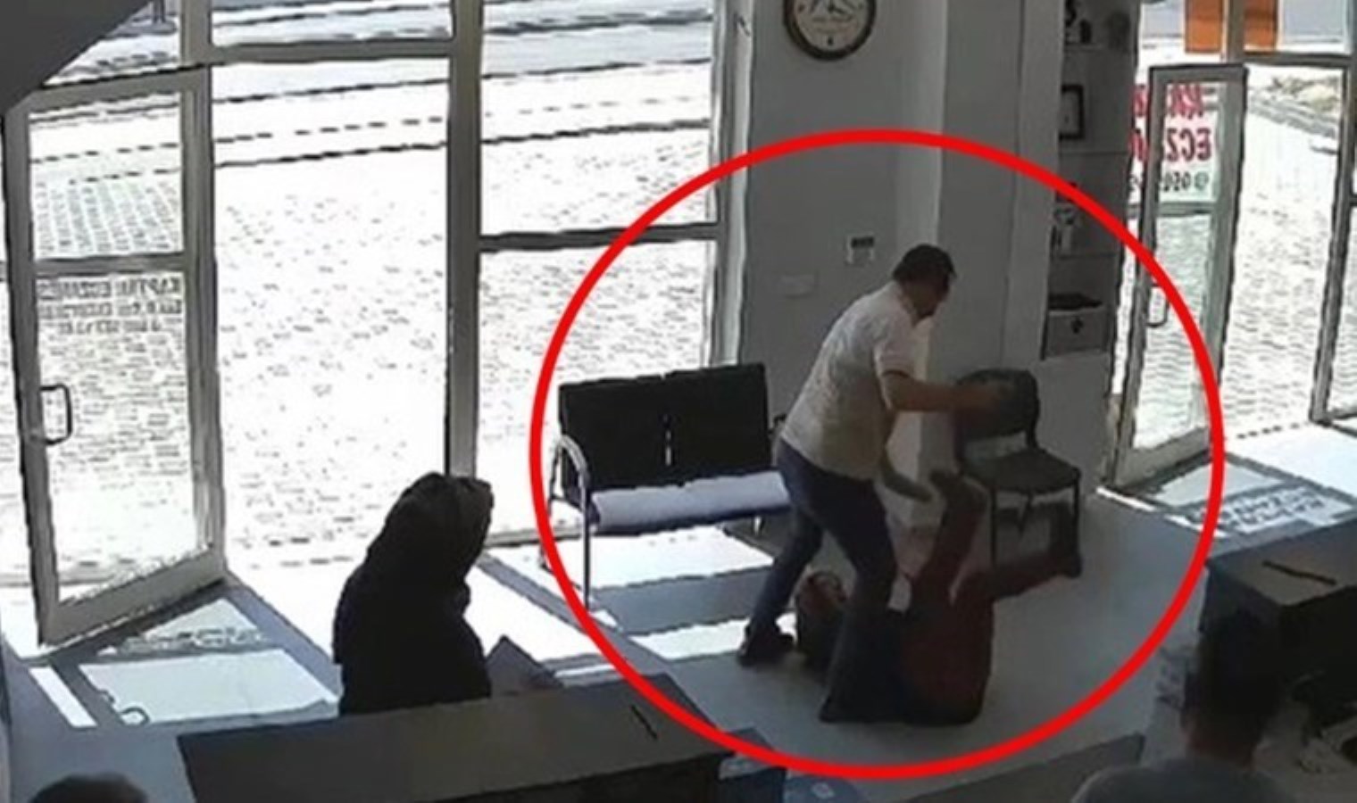 Konya’da vahşet: Kendisine ilaç alan eşini eczanede bıçakladı