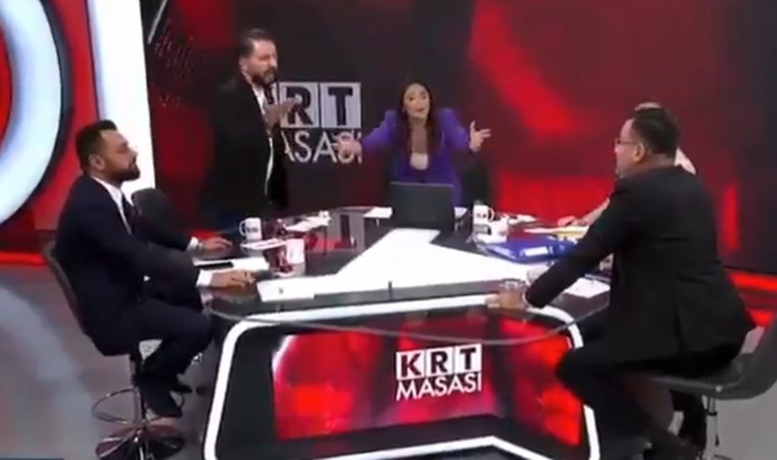 KRT TV canlı yayınında ‘yırtık don’ kavgası: Konuklar araya girdi!