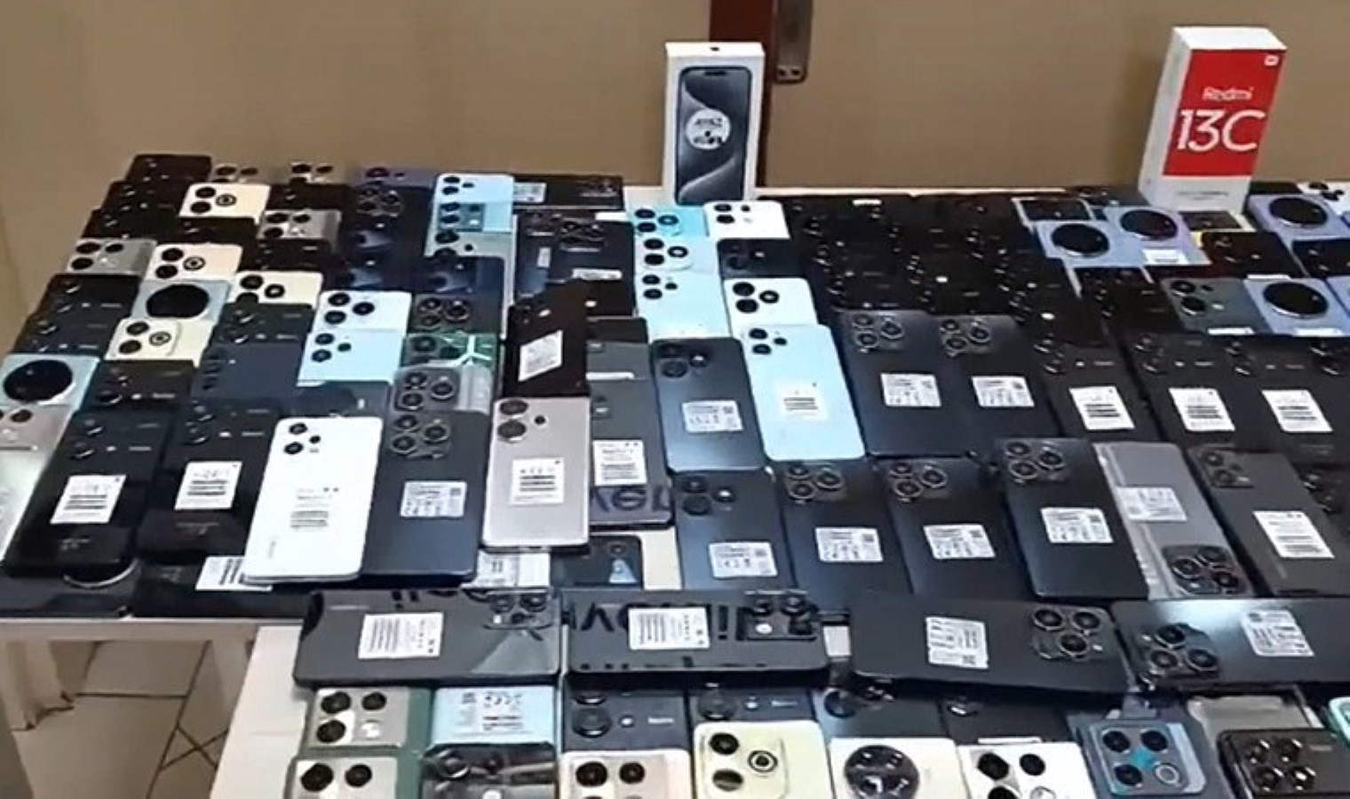 Küçükçekmece’de 210 ‘kaçak cep telefonu’ ele geçirildi