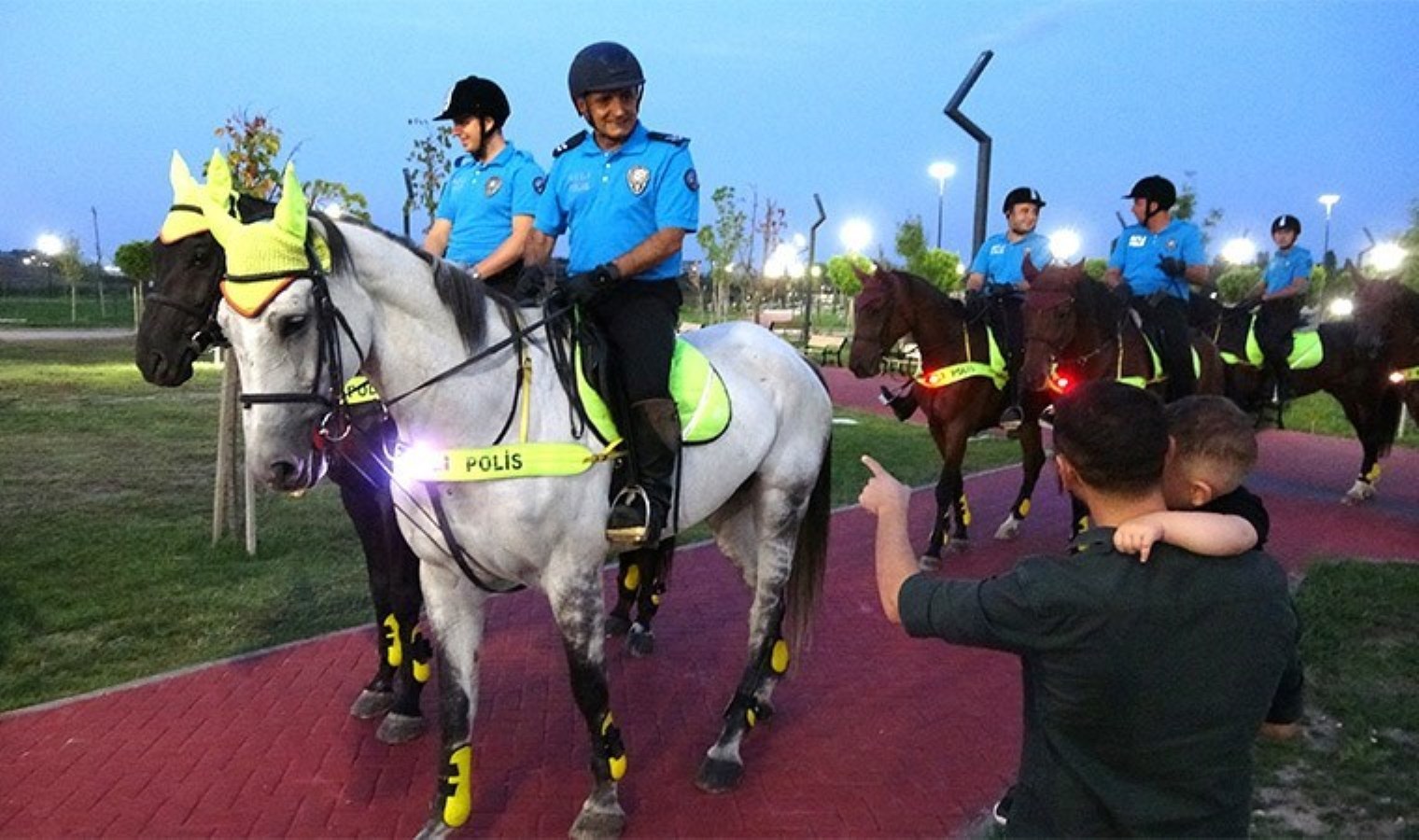 Kütahya’da atlı polisler devriyede: yurttaşlardan yoğun ilgi!