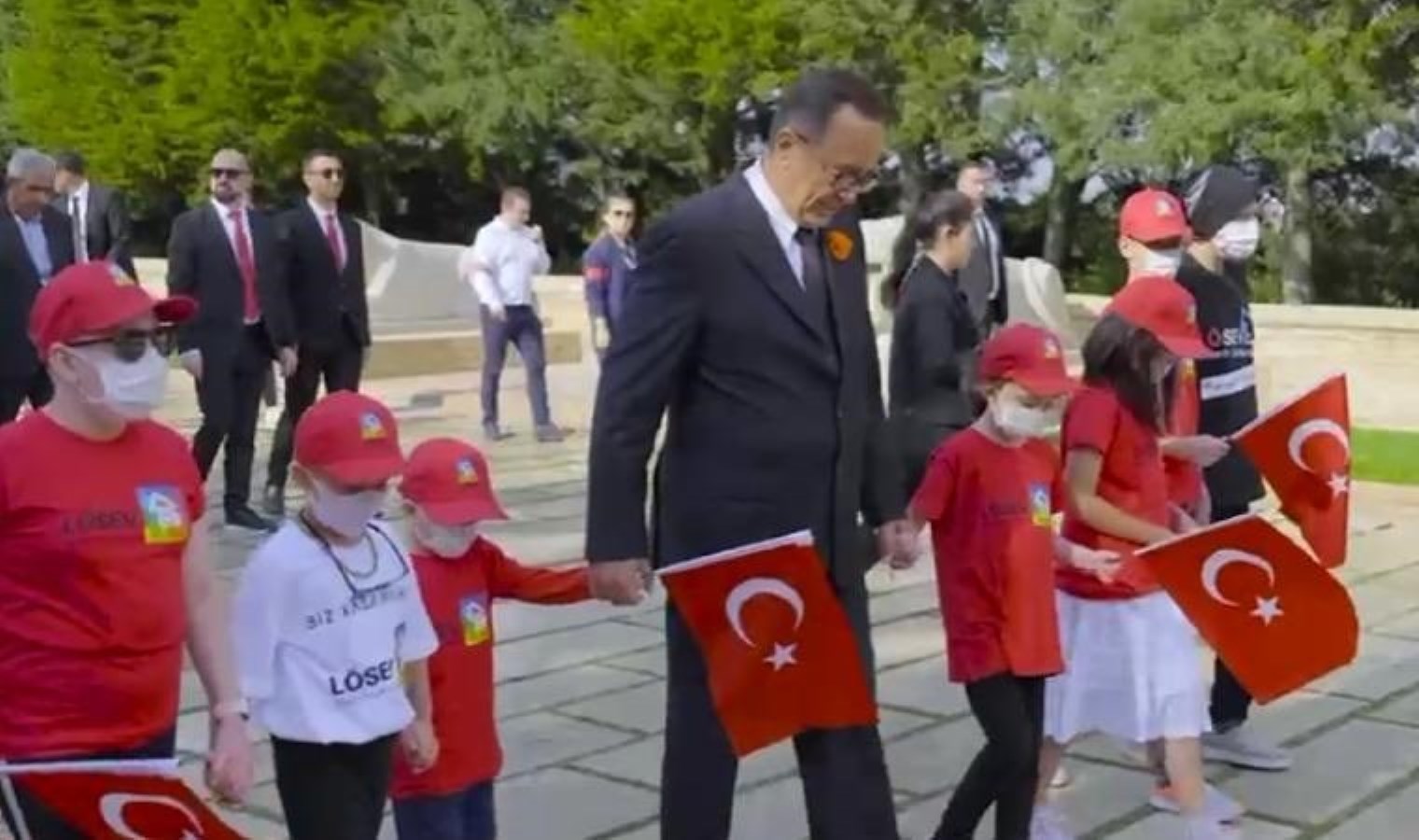 LÖSEV’den Anıtkabir ziyareti: Ülkemizi tekrar kuruluş raylarına çekmek için sonuna kadar savaşacağız