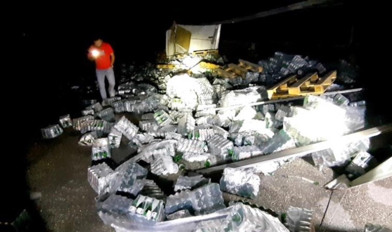 Maden suyu yüklü TIR devrildi: Yol trafiğe kapandı