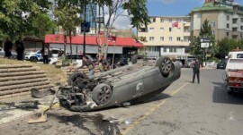 Maltepe’de aydınlatma direğine çarpan otomobil takla attı