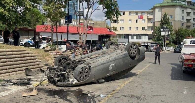 Maltepe’de aydınlatma direğine çarpan otomobil takla attı