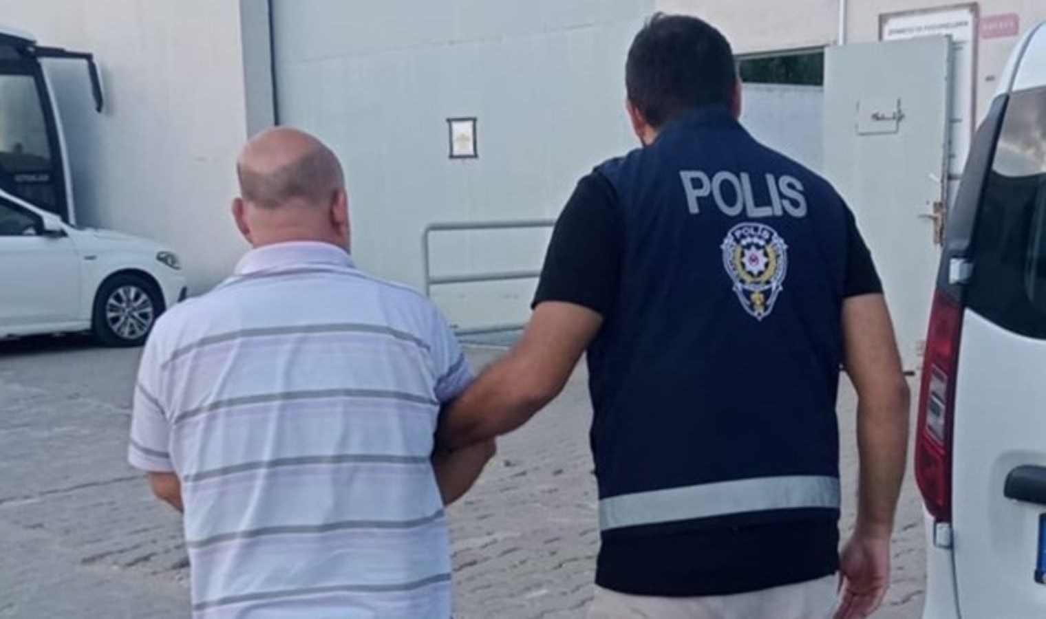 Manisa’da otobüsteki altın bulunan çantayı çaldığı iddia edilen muavin tutuklandı