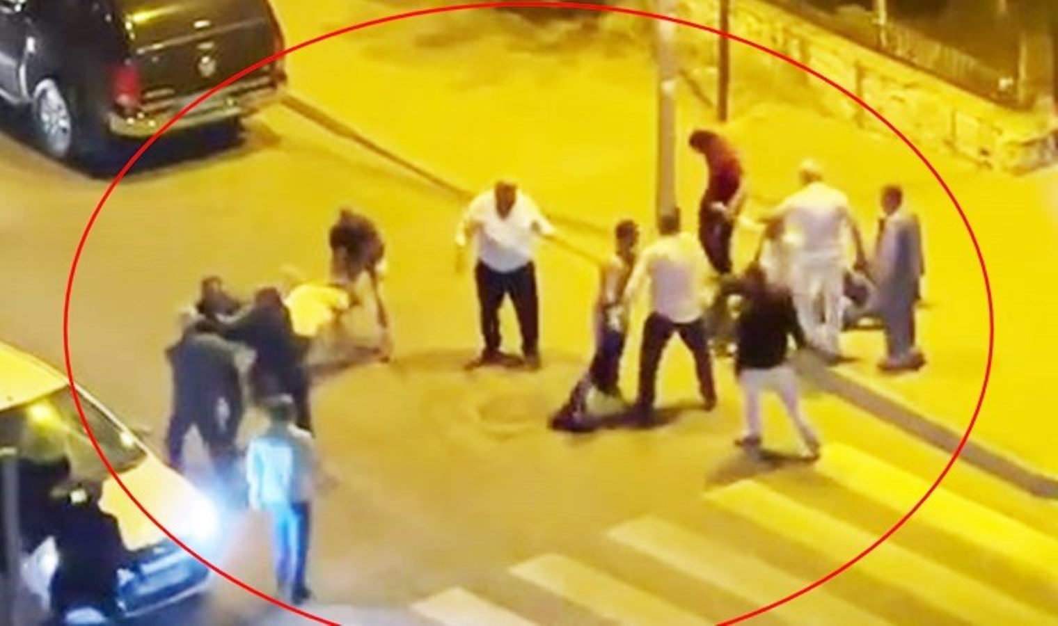 Mardin’de yol ortasında tekmeli, yumruklu kavga!