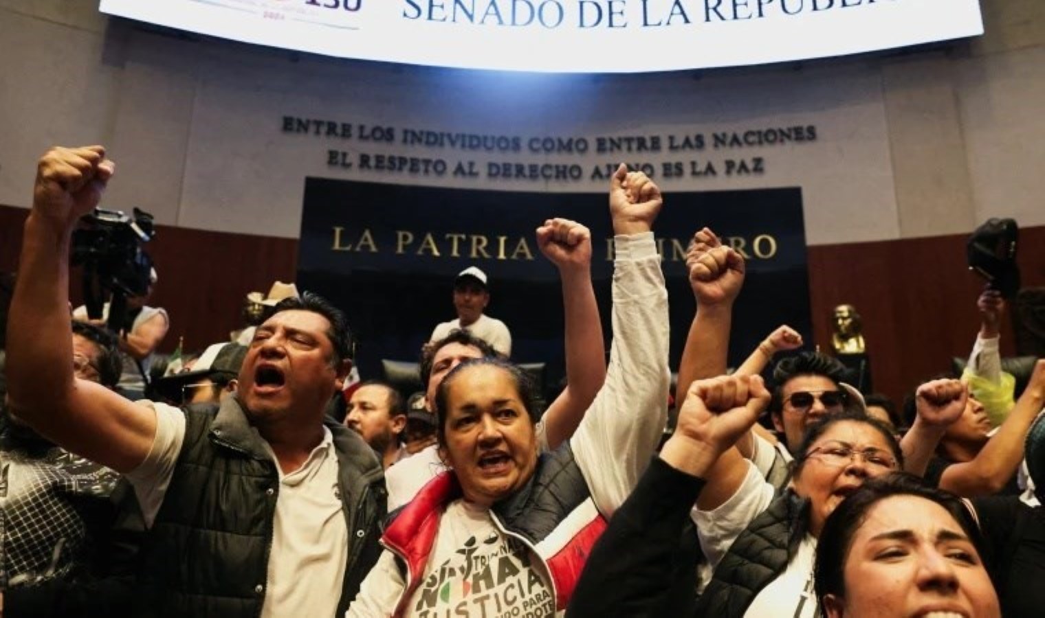 Meksika’da yargı reformu protestosu: Yüzlerce kişi Senato binasına girdi