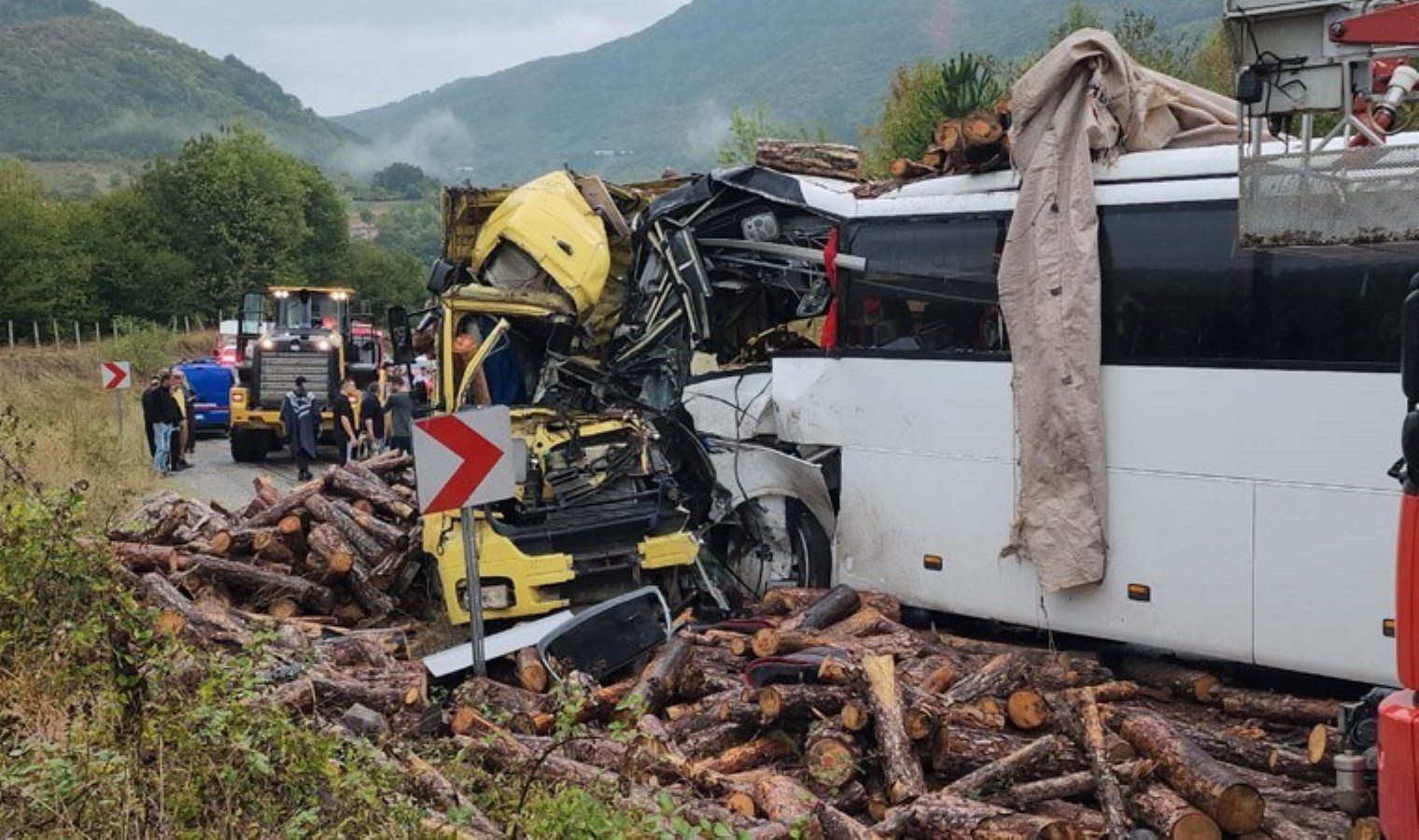 Metro Turizm’e ait yolcu otobüsü, tomruk yüklü kamyonla çarpıştı: 2 ölü, 23 yaralı