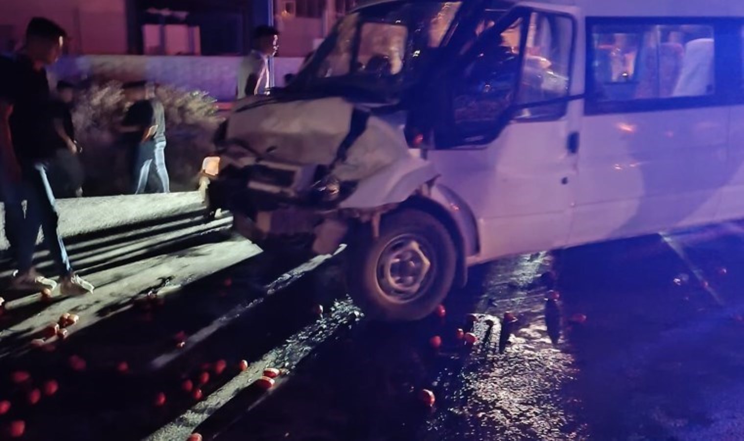 Minibüs domates yüklü traktöre çarptı: 10 yaralı