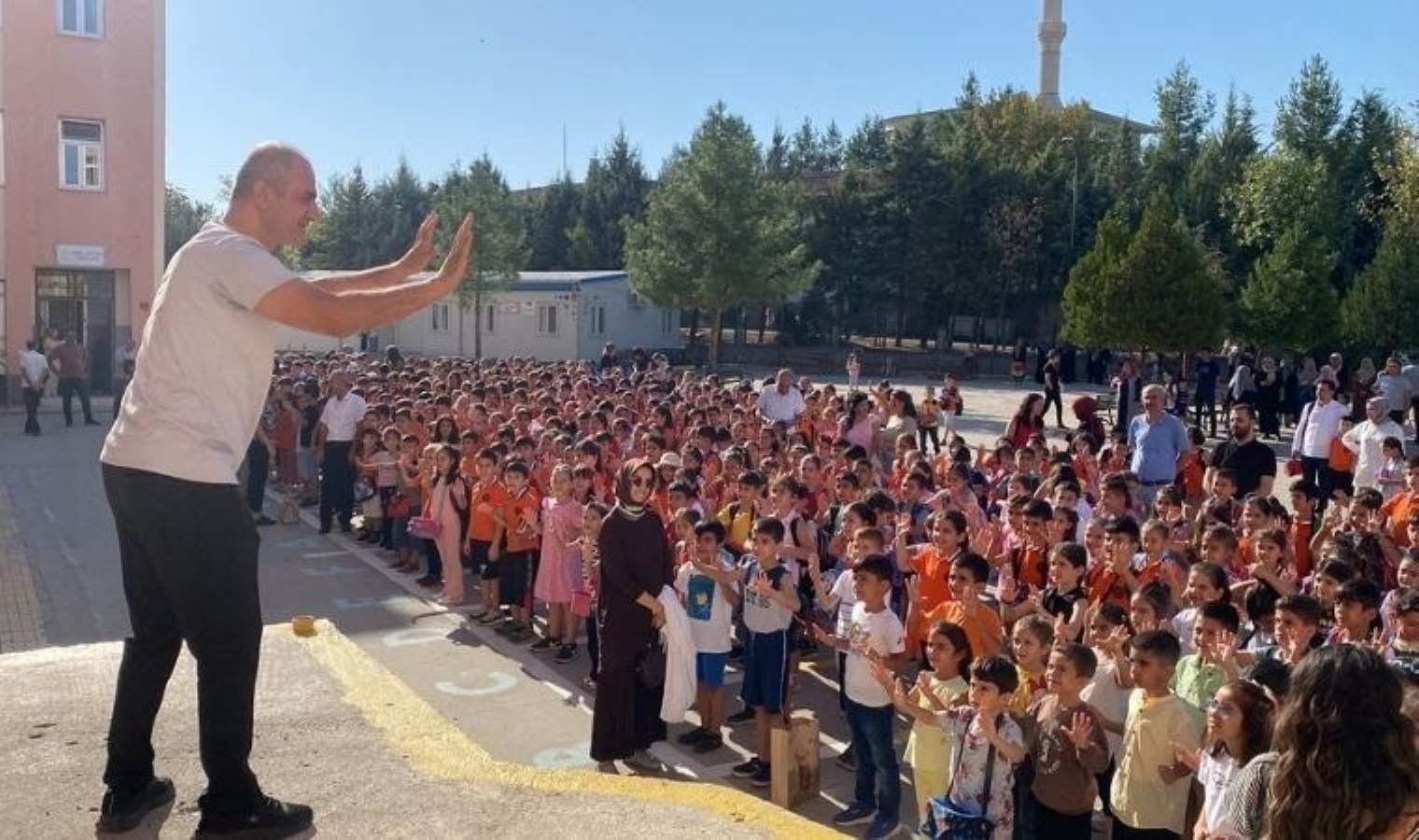 Müzik eşliğinde her sabah spor yaparak derse giriyorlar