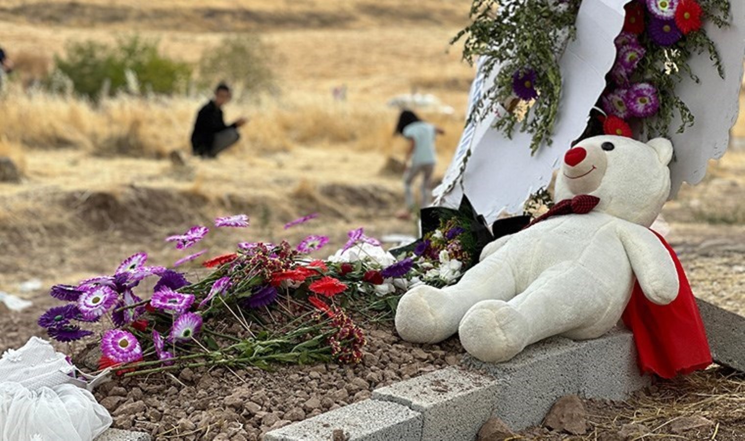 Narin’in arkadaşları mezarına çiçek bıraktı