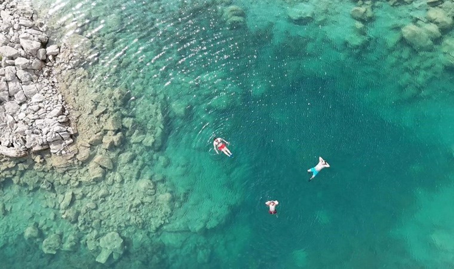 Nemrut’un berrak sularında yüzmenin keyfini çıkardılar