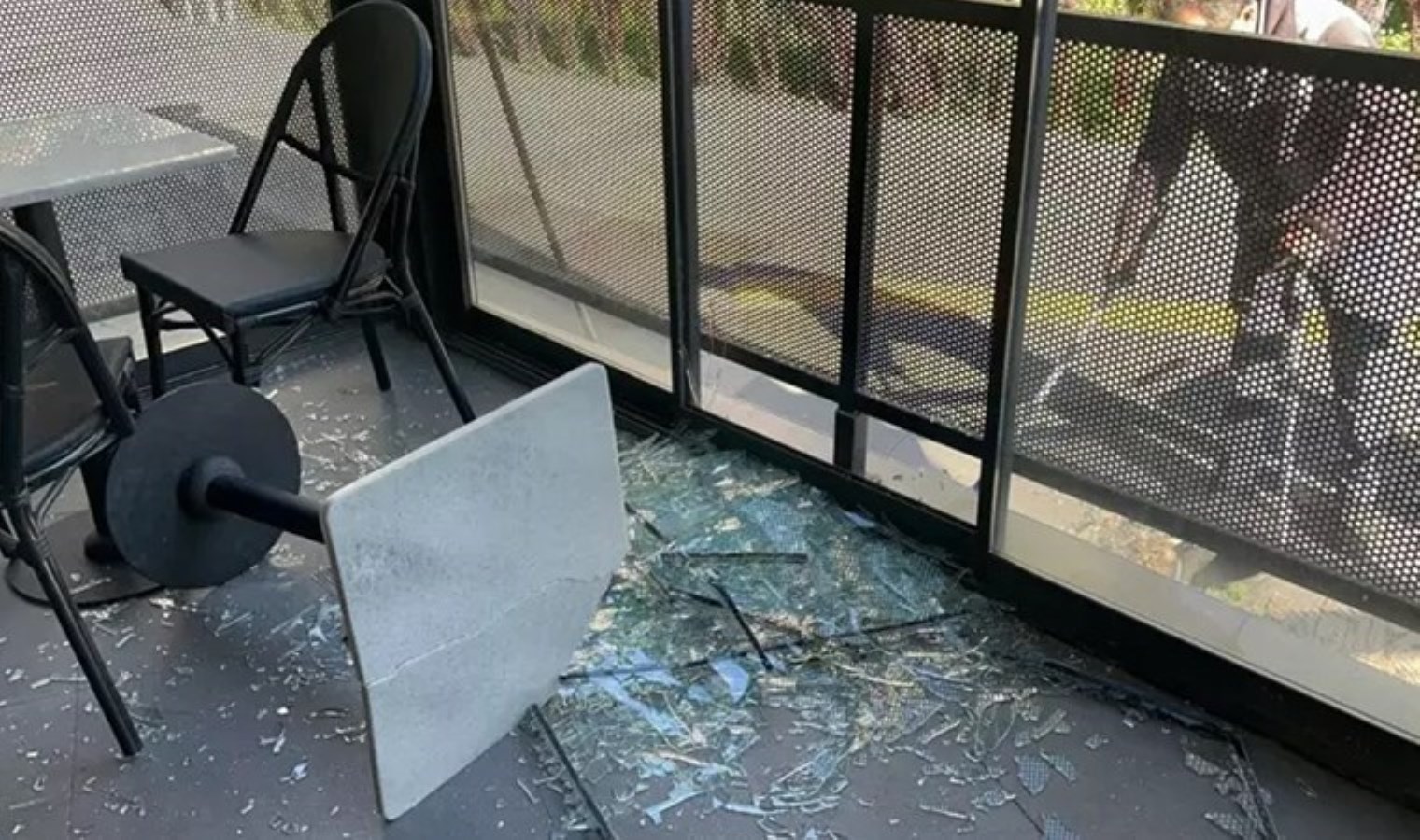 Nevşehir’de Starbucks’a taşlı saldırı! İsrail’i protesto etmek için camları kırdı, masaları dağıttı…