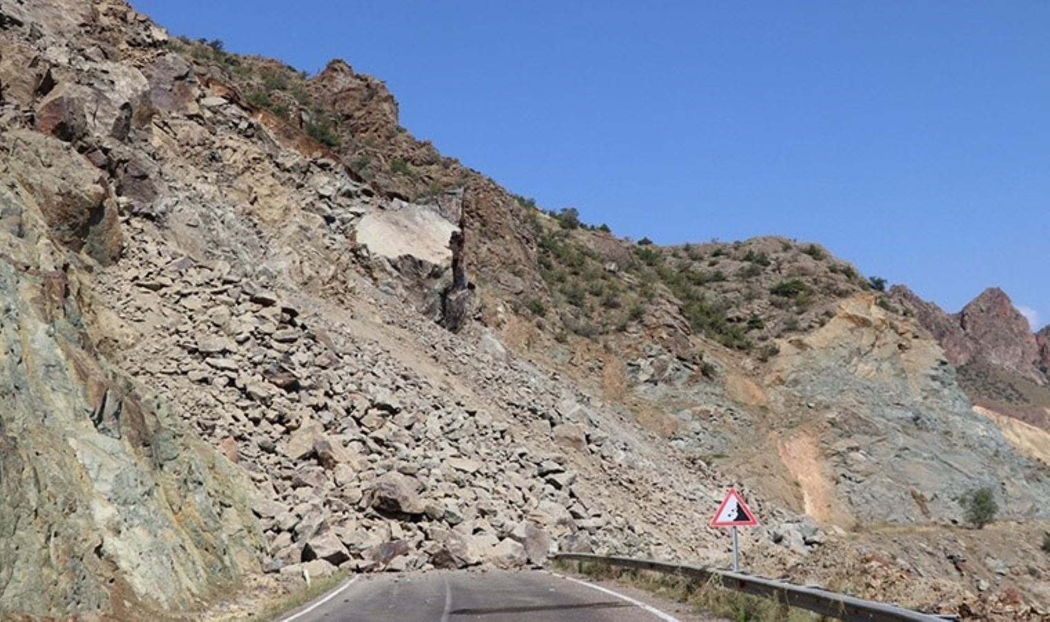 Oltu – Artvin karayolu heyelan nedeni ile 3 gündür kapalı