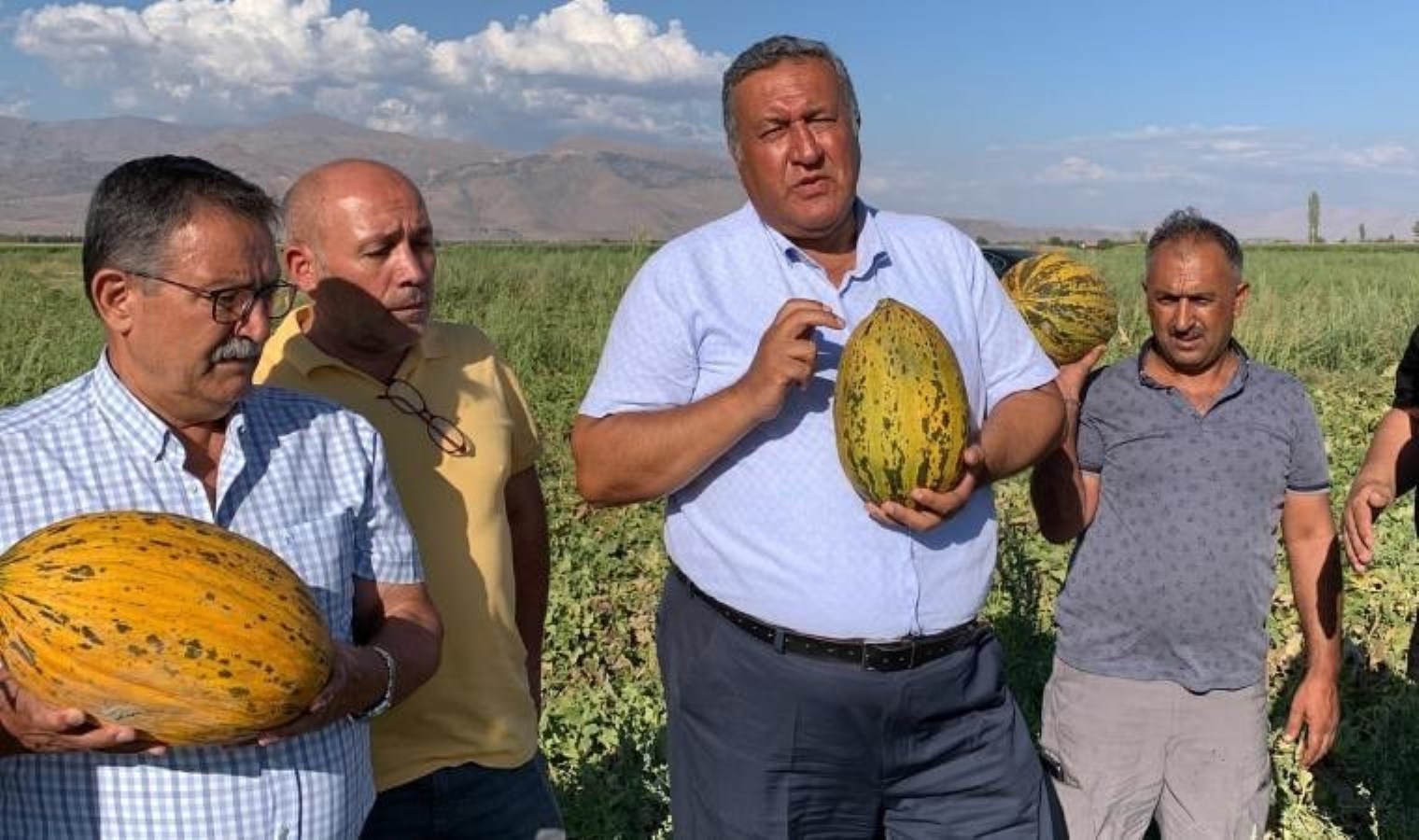 Ömer Fethi Gürer’in dinlediği Niğdeli kavun üreticisi: “Borcumuz var, traktör satılırsa traktörü, tarla satılırsa tarlayı satacağız”