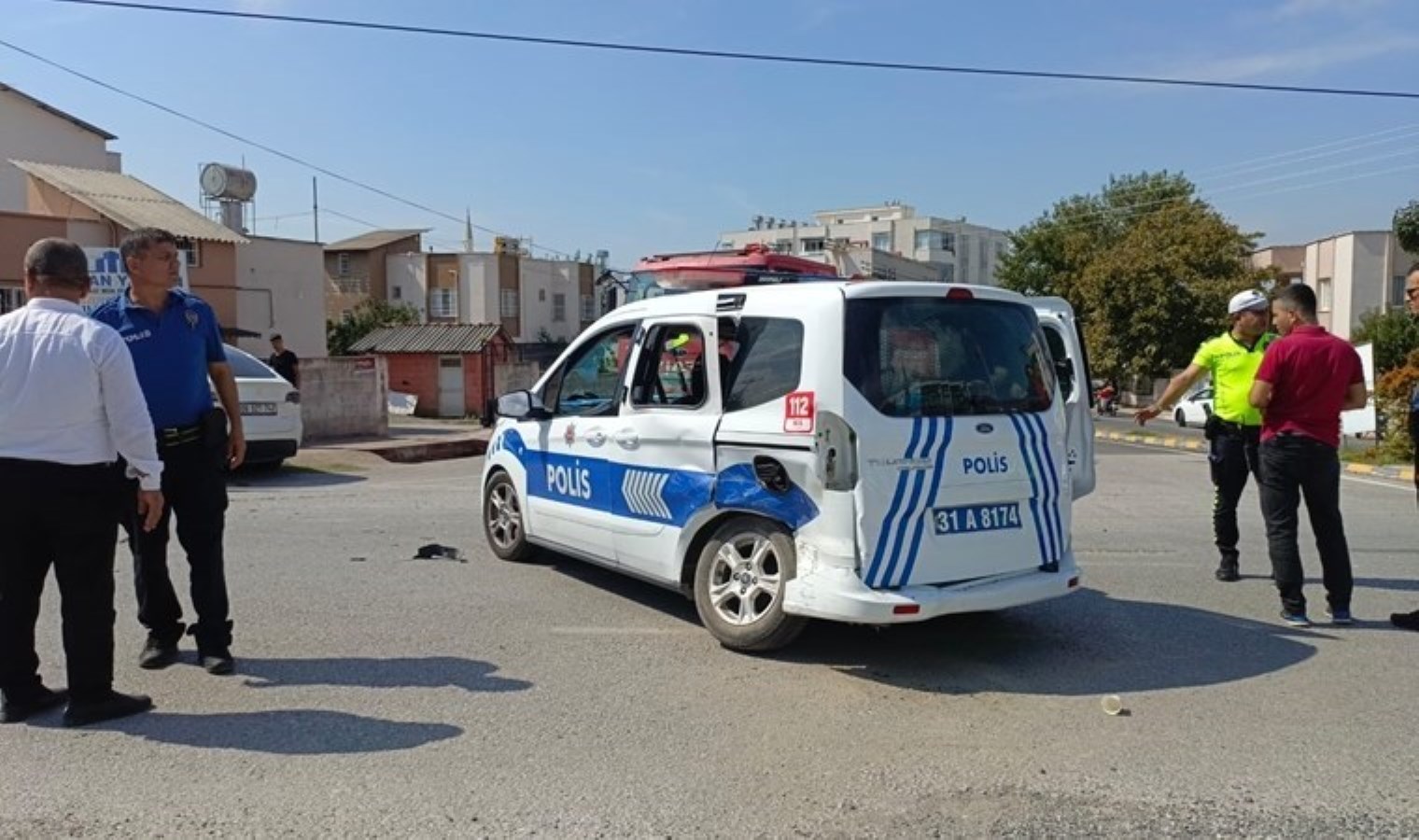 Otomobil ile polis aracı çarpıştı: 3’ü polis, 5 yaralı