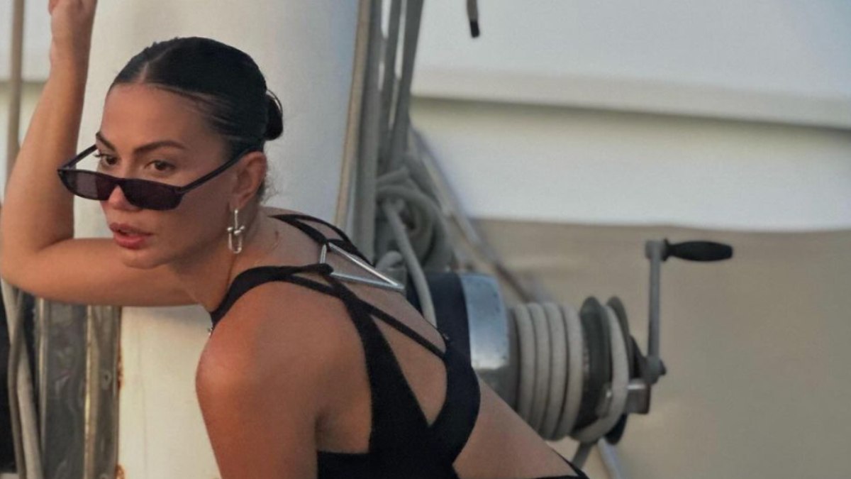 Oyuncu Demet Özdemir’in yaz tatili bitmedi! Güneşlenirken paylaştı