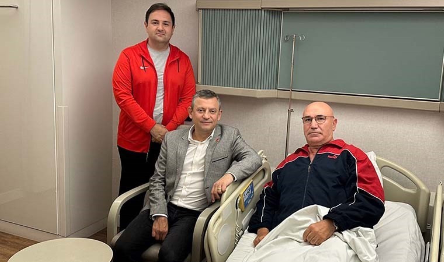 Özgür Özel, Mahmut Tanal’ı hastanede ziyaret etti