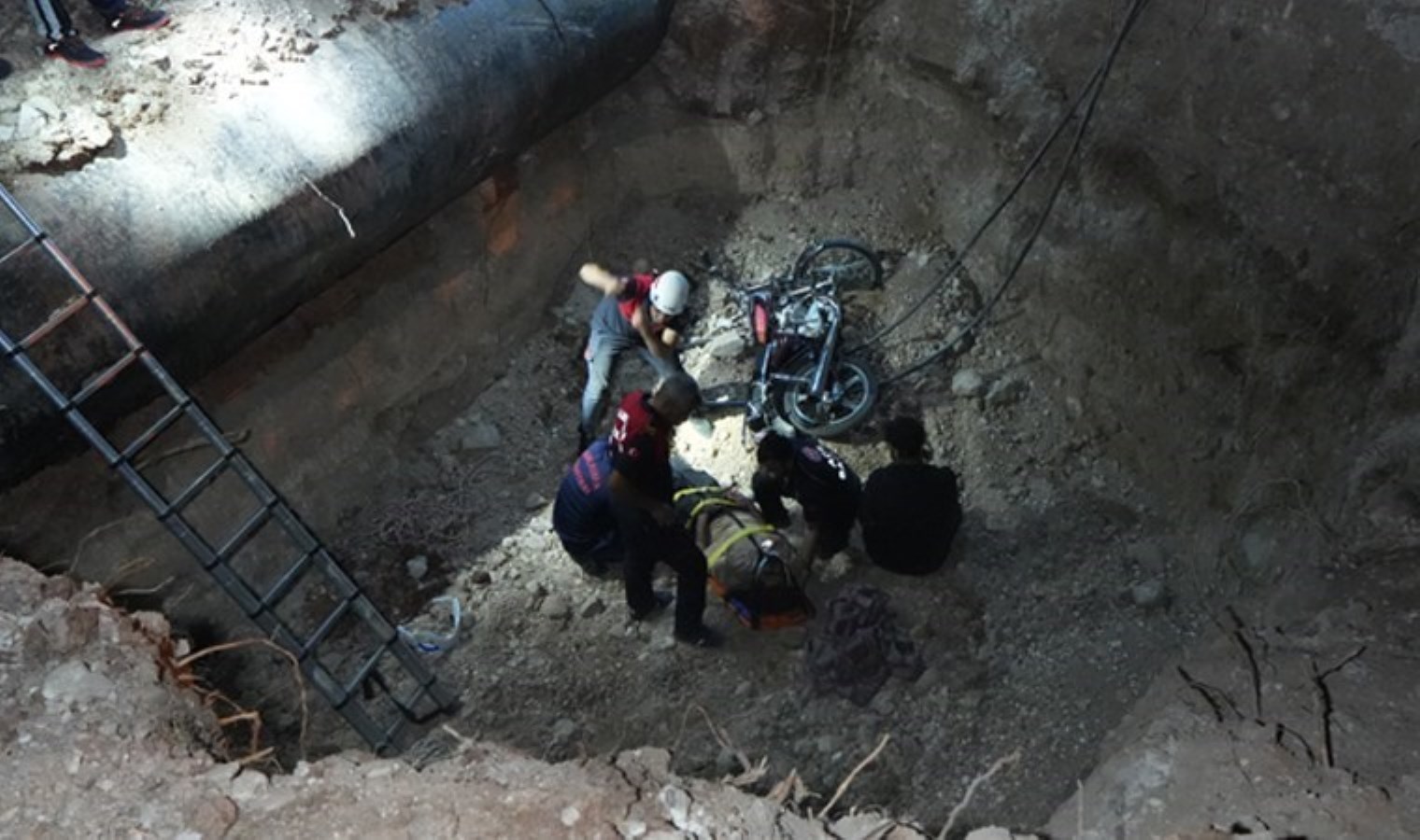 Parkta motosiklet 5 metrelik çukura düştü: 2 yaralı